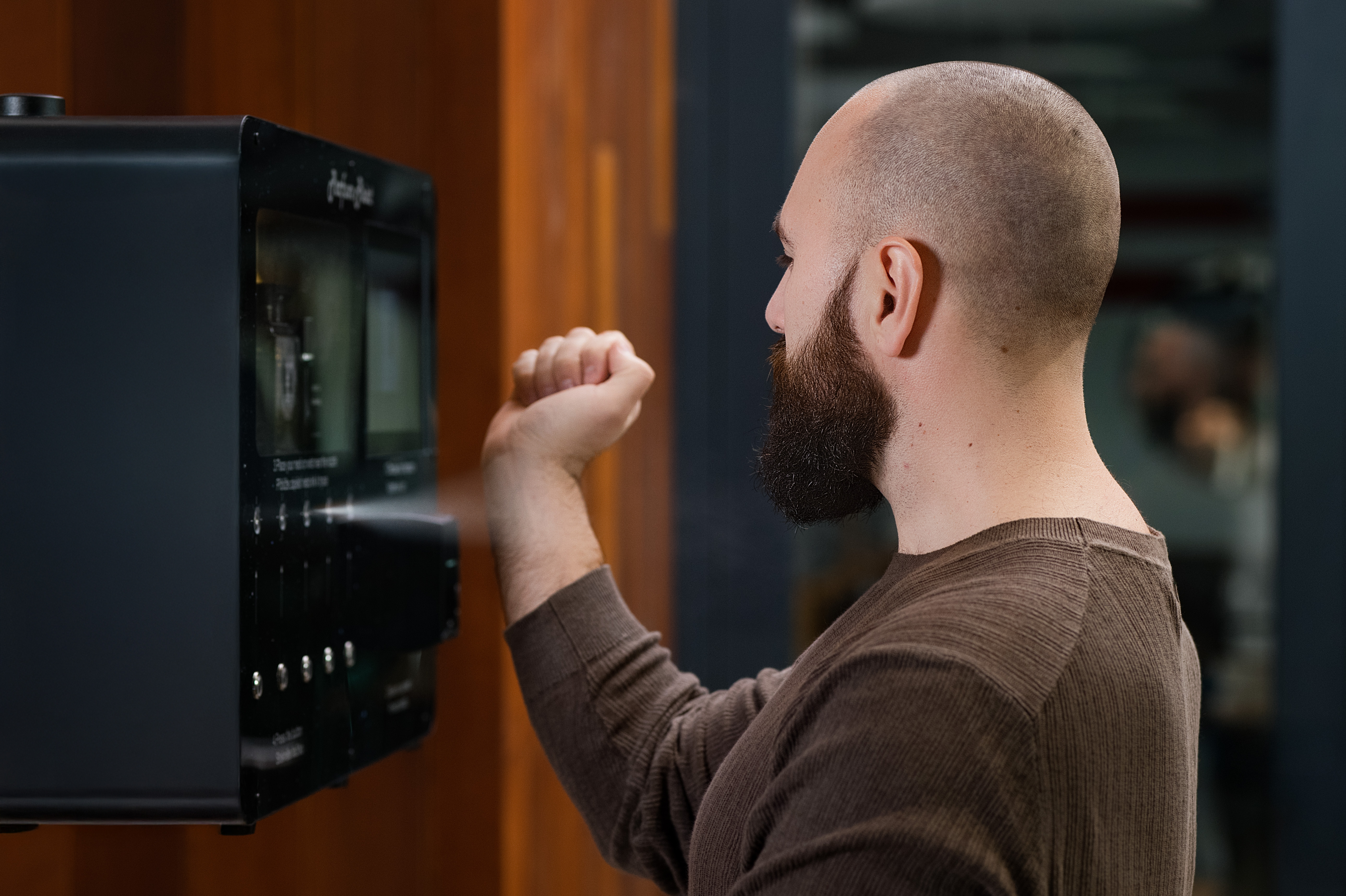 Model parfémového automatu – instalace v retailu