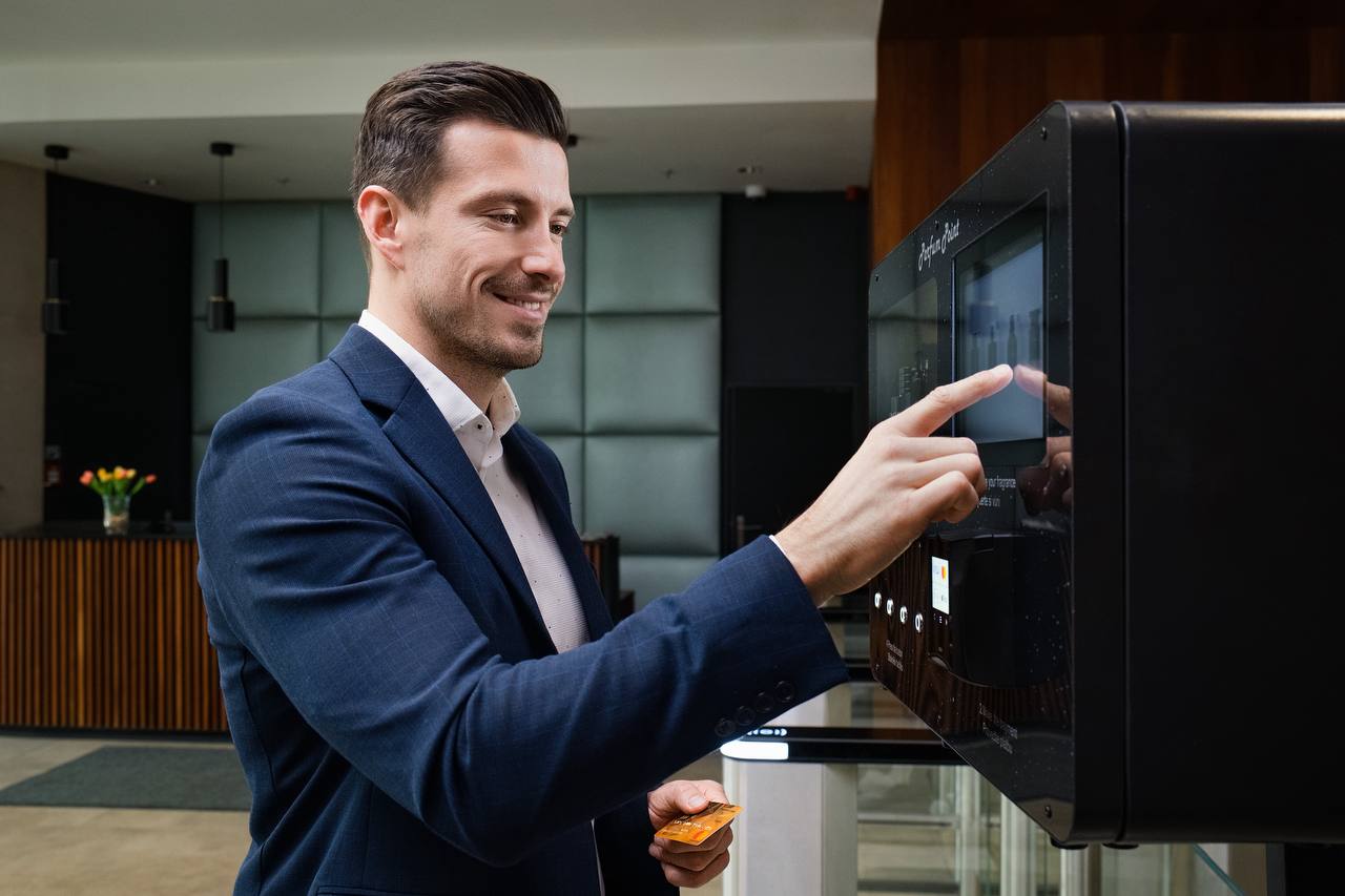 Parfémový automat – hotelová chodba