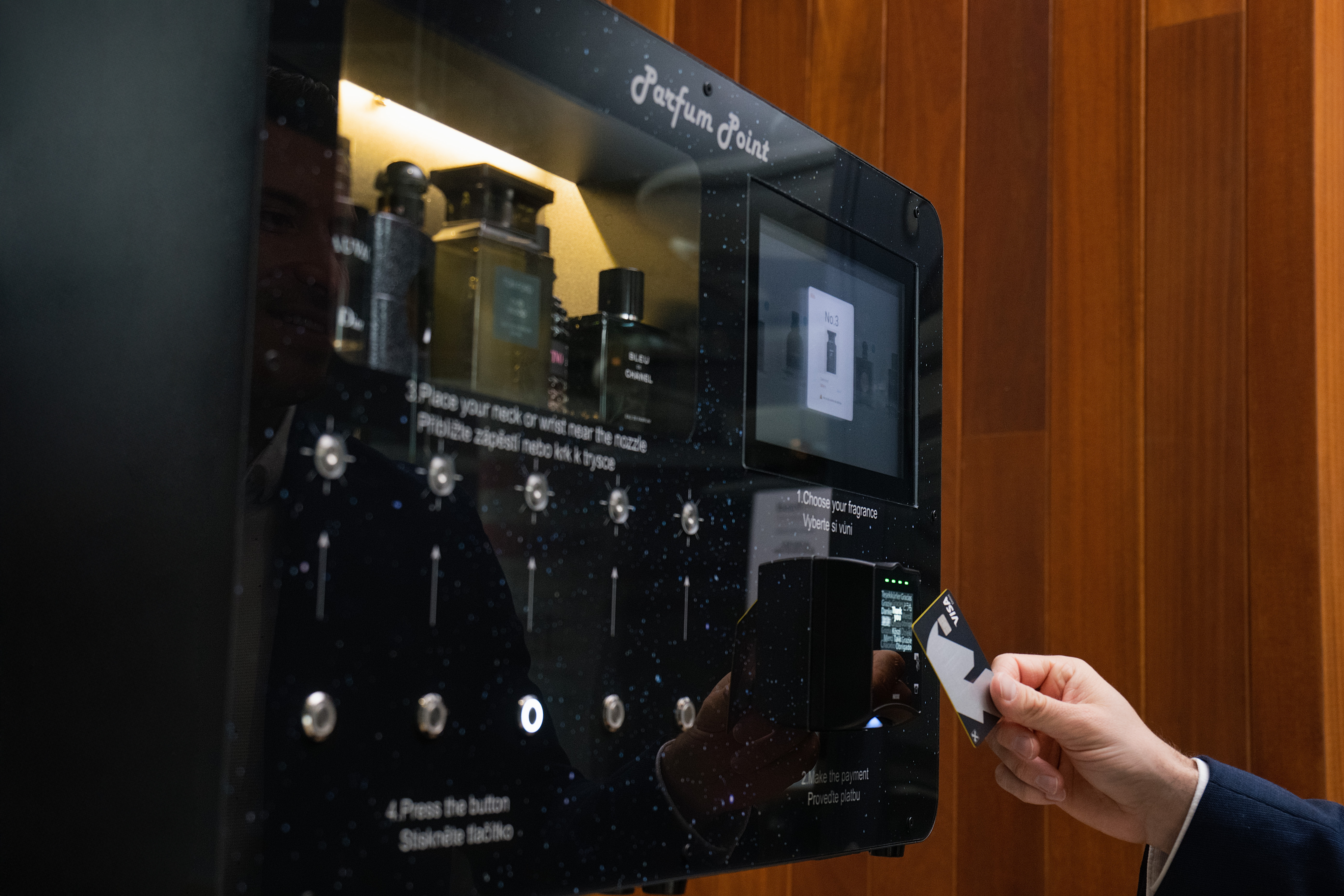 Model parfémového automatu – instalace v lobby